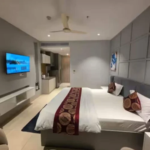 Sky Rise Studio with Balcony & Rooftop Pool & gym
