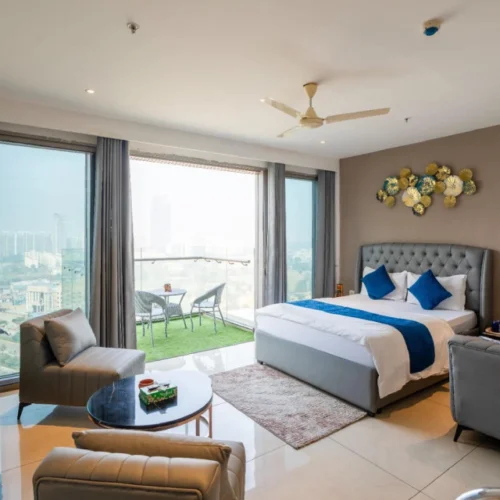 Skyline Studio with Infinity Pool, Balcony & Gym