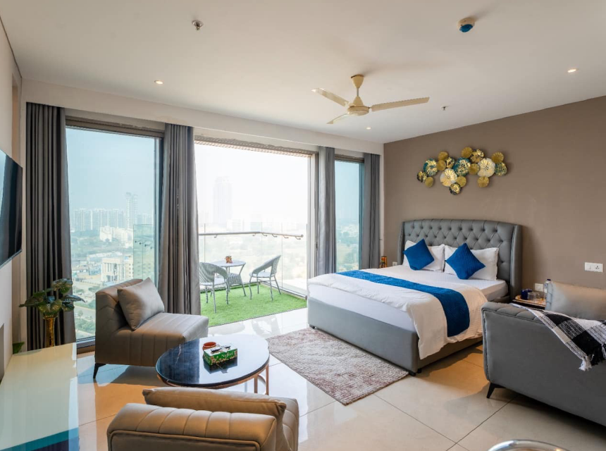 Skyline Studio with Infinity Pool, Balcony & Gym