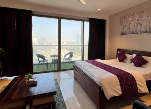 Studio with Rooftop pool & Balcony